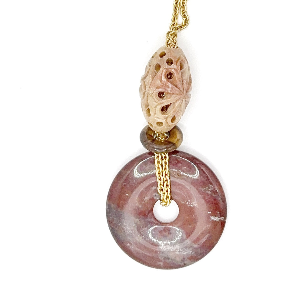 Detalle del Collar Donut Rosa de jaspe y piedra de jabón – TideStone