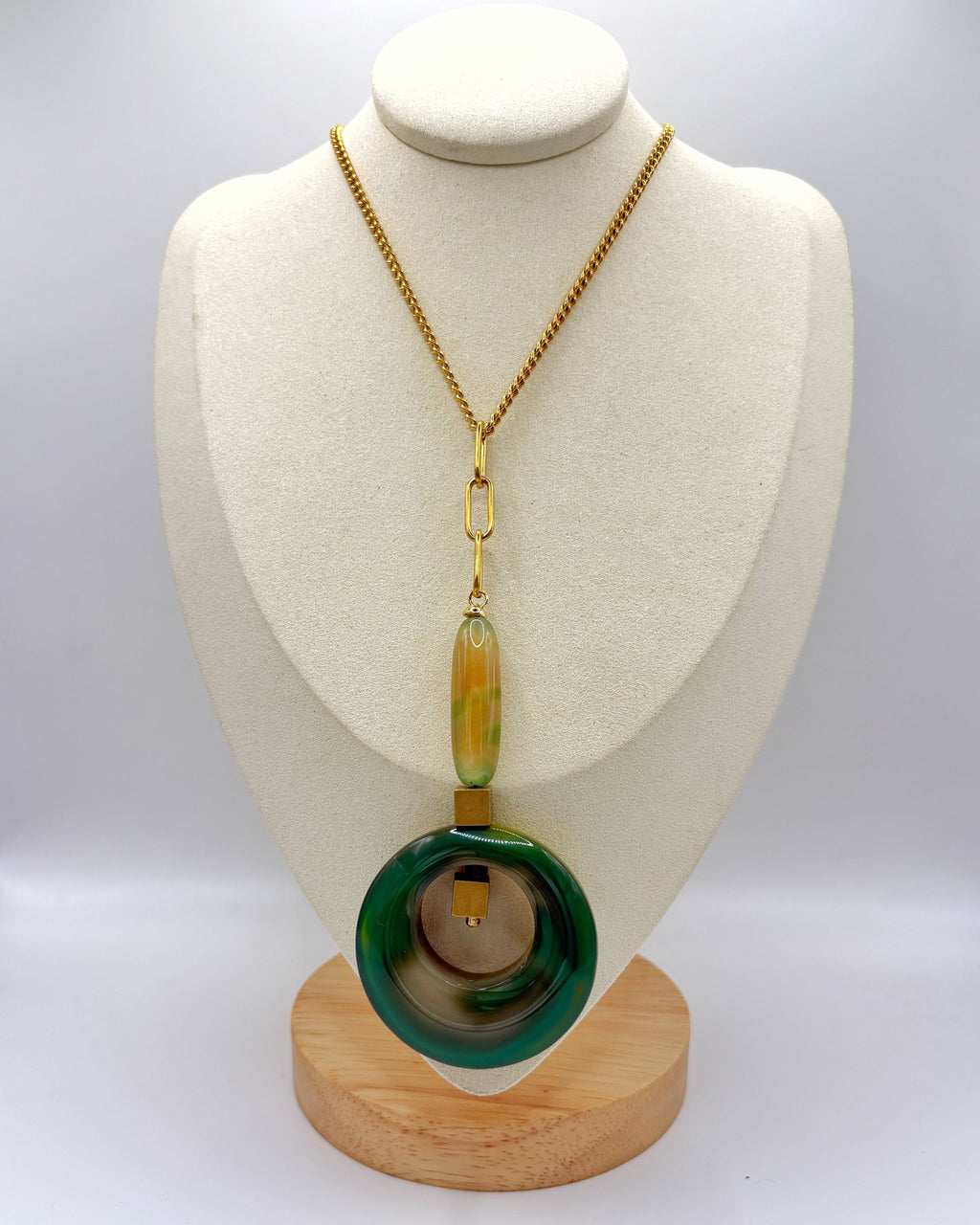 Collar Eclipse de cadena dorada y aro de ágata verde en busto – TideStone