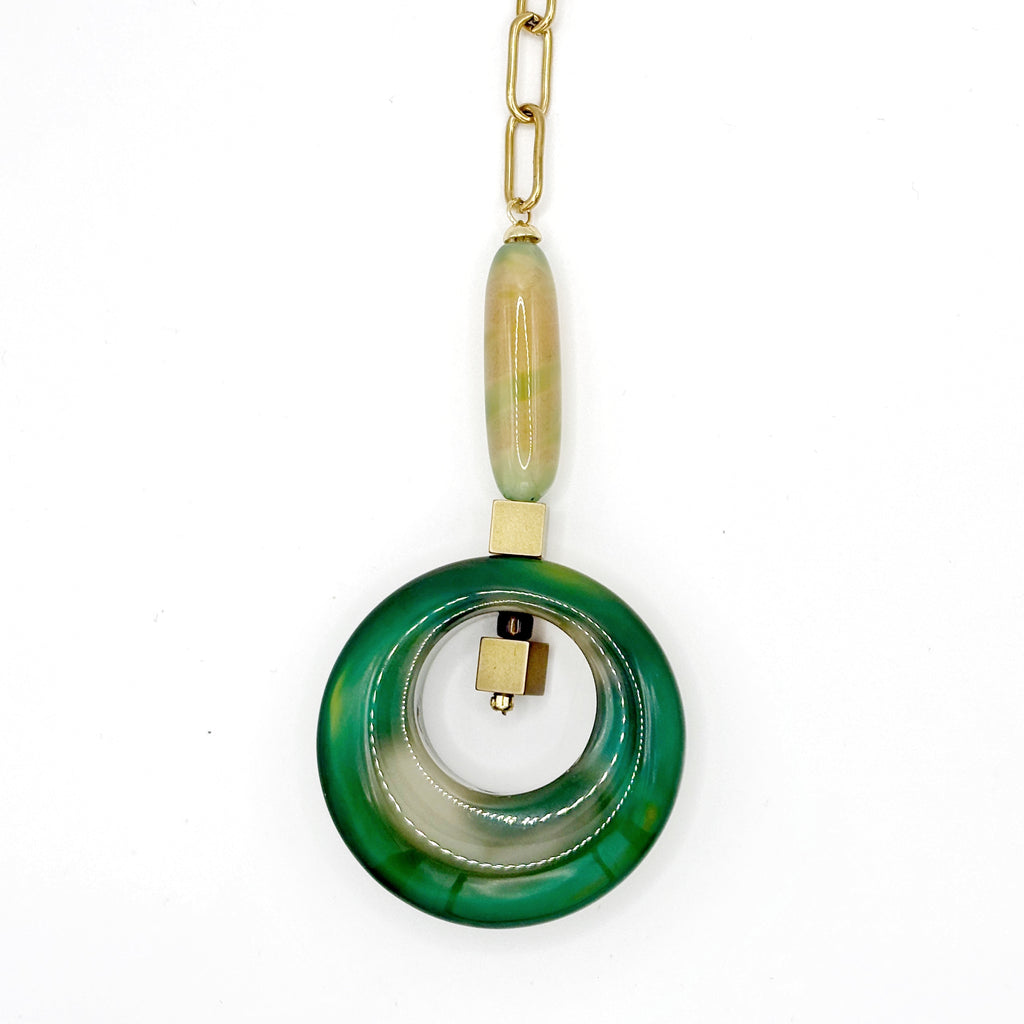 Detalle del aro de ágata verde con cubo dorado del Collar Eclipse – TideStone