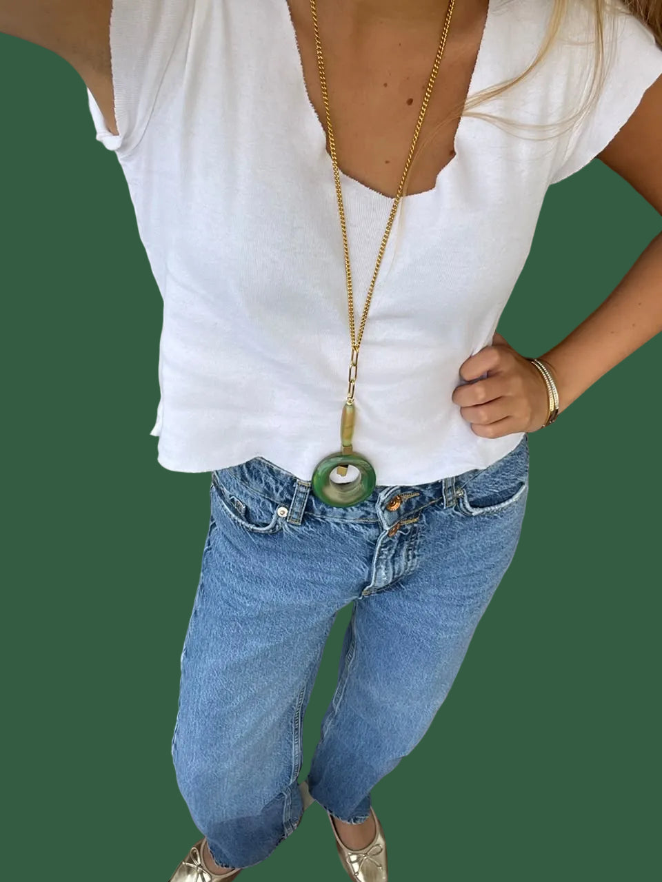 Collar Eclipse de ágata verde puesto con camiseta blanca y vaqueros – TideStone