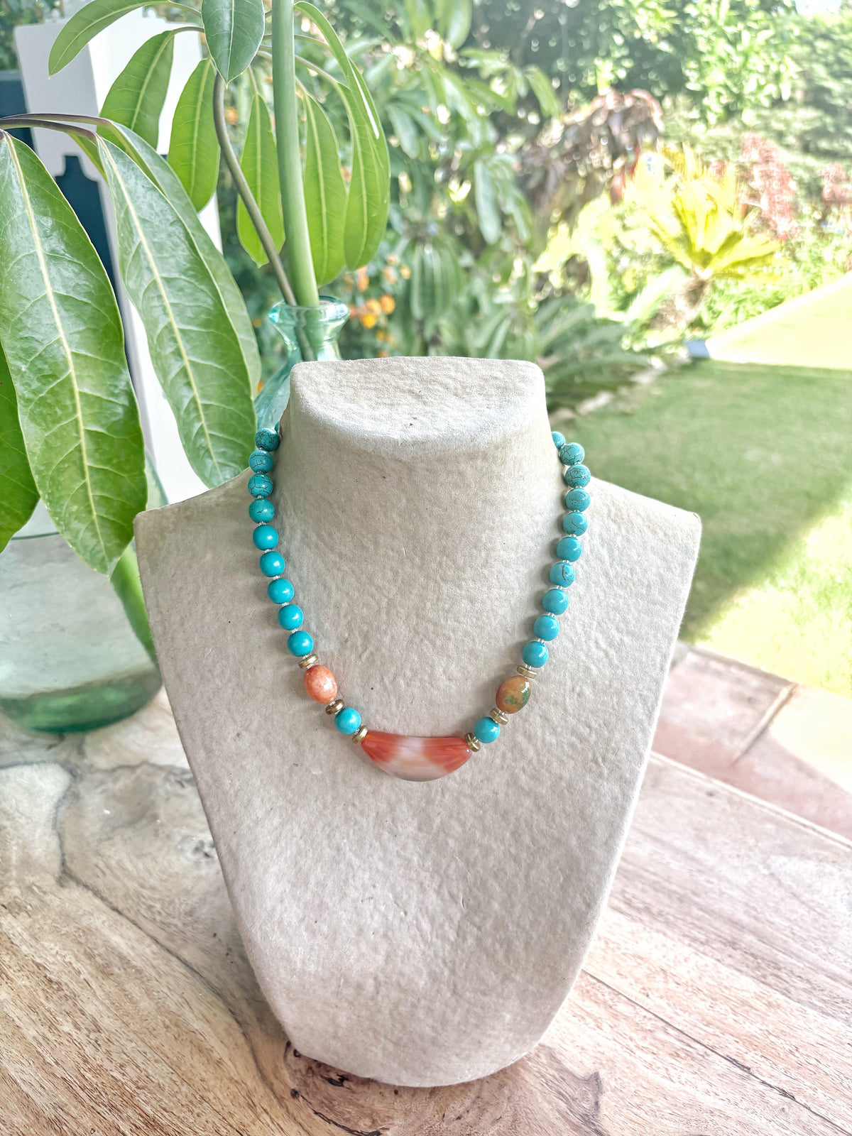 Collar Faro de howlita teñida y ágata en busto, vista frontal – TideStone