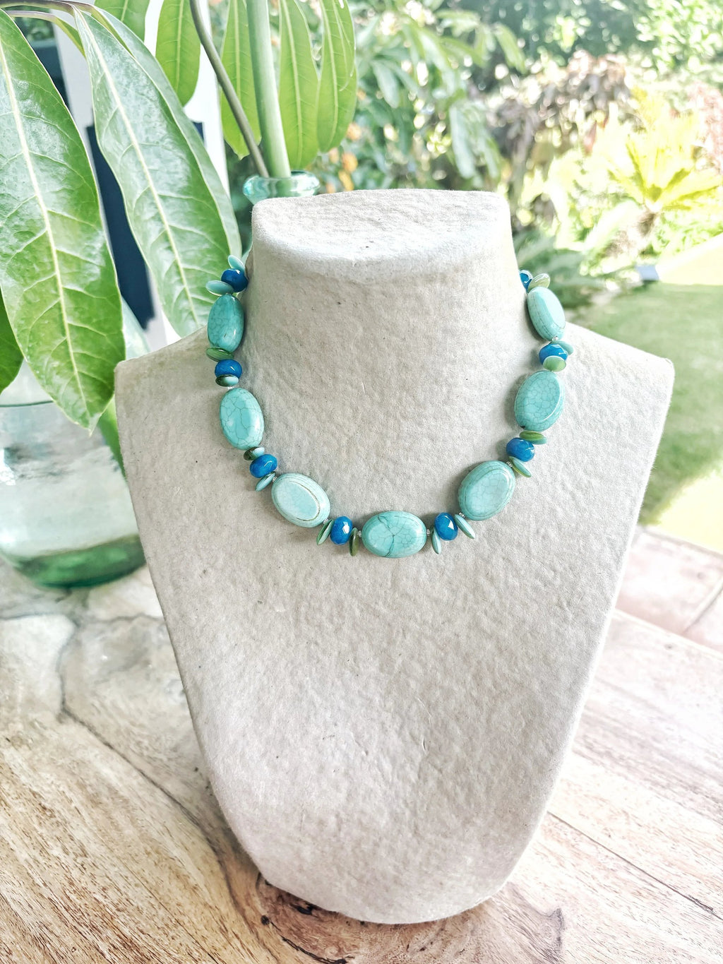Collar Horizonte de howlita teñida en tono turquesa y cristal azul en busto – TideStone