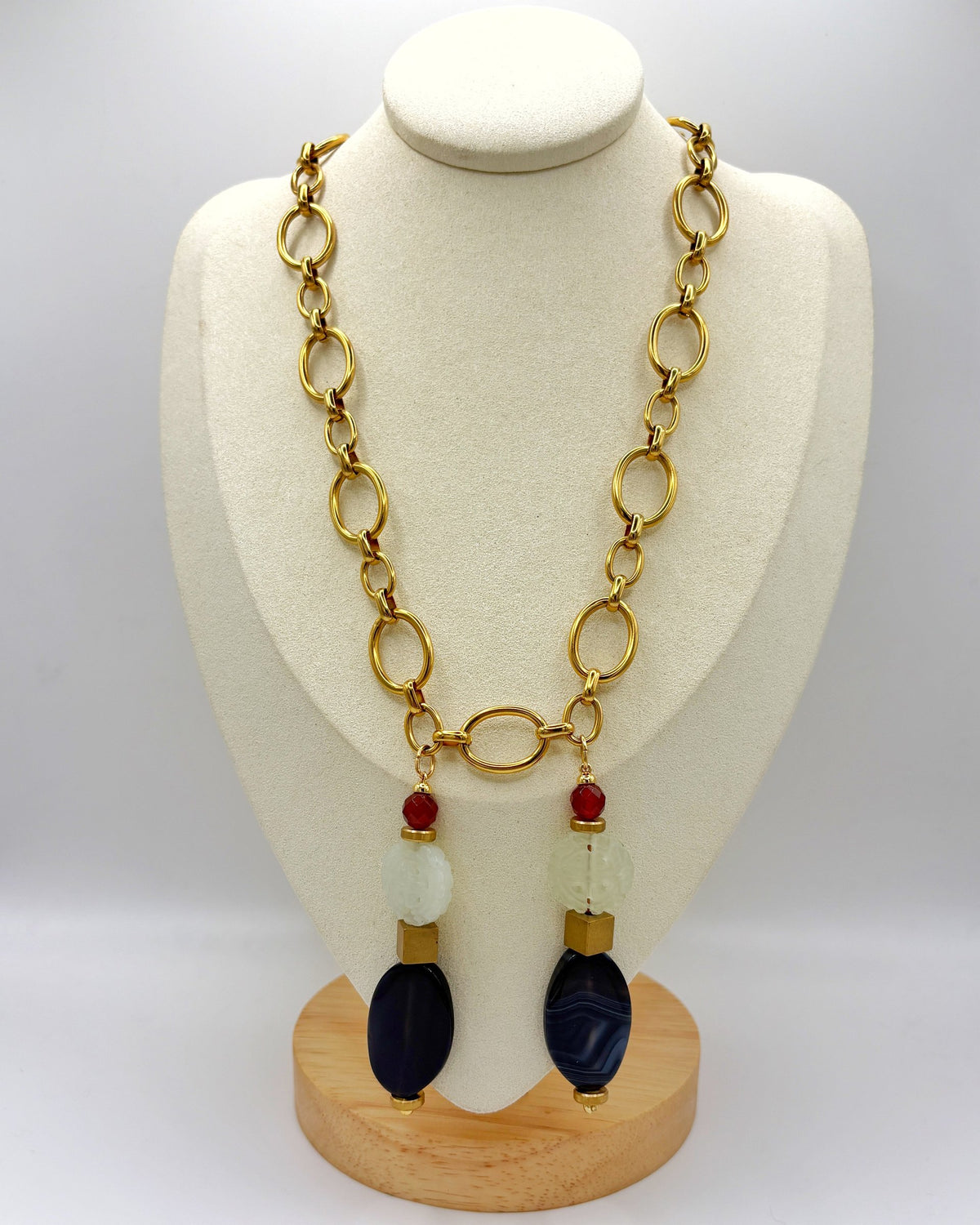 Collar Índigo de cadena de acero inoxidable dorado, ágata azul, jade y cornalina en busto – TideStone
