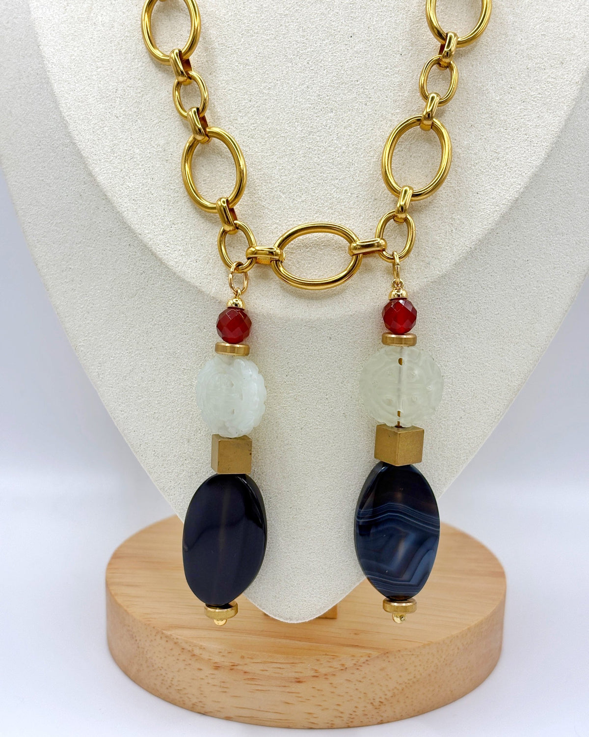 Primer plano de las cuentas de ágata azul, jade y cornalina del Collar Índigo – TideStone