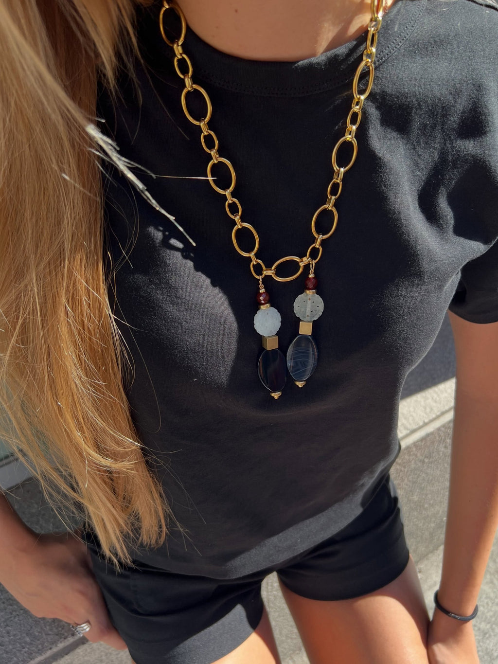 Collar Índigo de ágata azul, jade y cornalina puesto con camiseta negra – TideStone