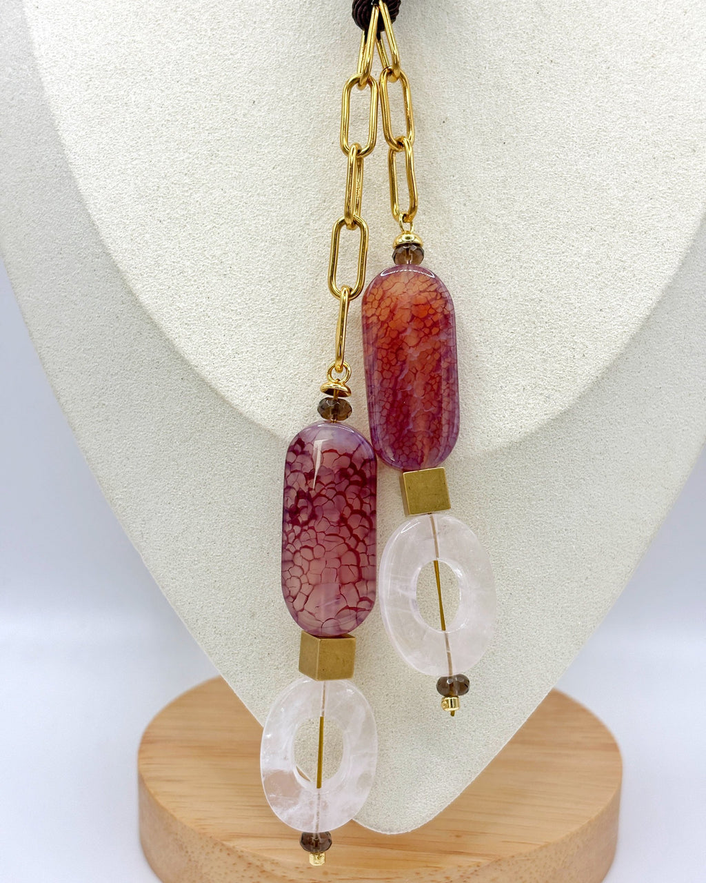 Colgantes del Collar Largo Lariat Malva de ágata teñida en tono lila y cuarzo rosa en busto – TideStone