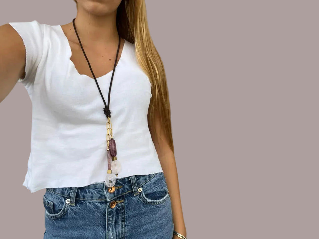 Collar Largo Lariat Malva de ágata teñida lila y cuarzo rosa puesto con camiseta blanca – TideStone