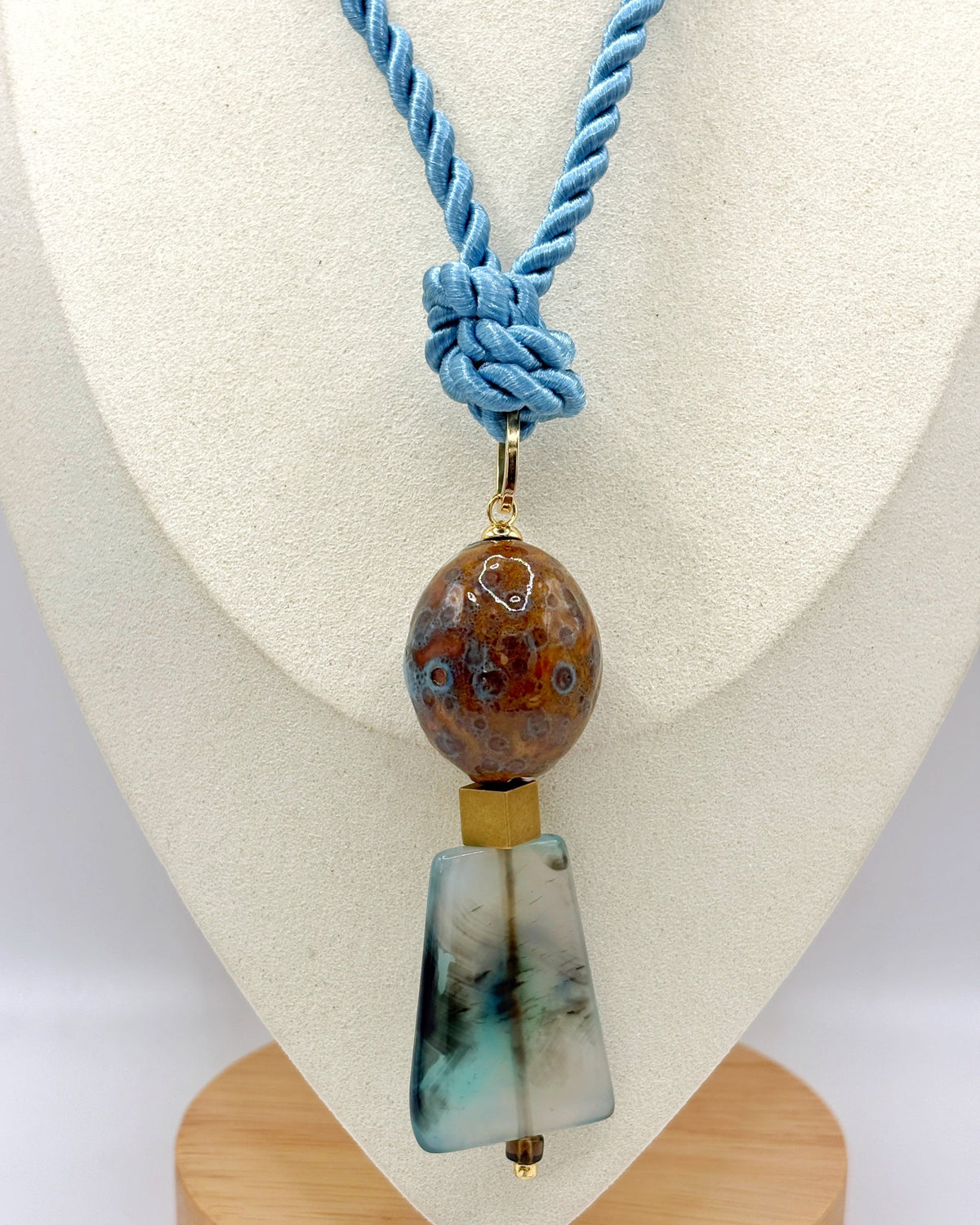 Primer plano del Collar Lariat Celeste de cordón trenzado y ágata teñida en busto – TideStone
