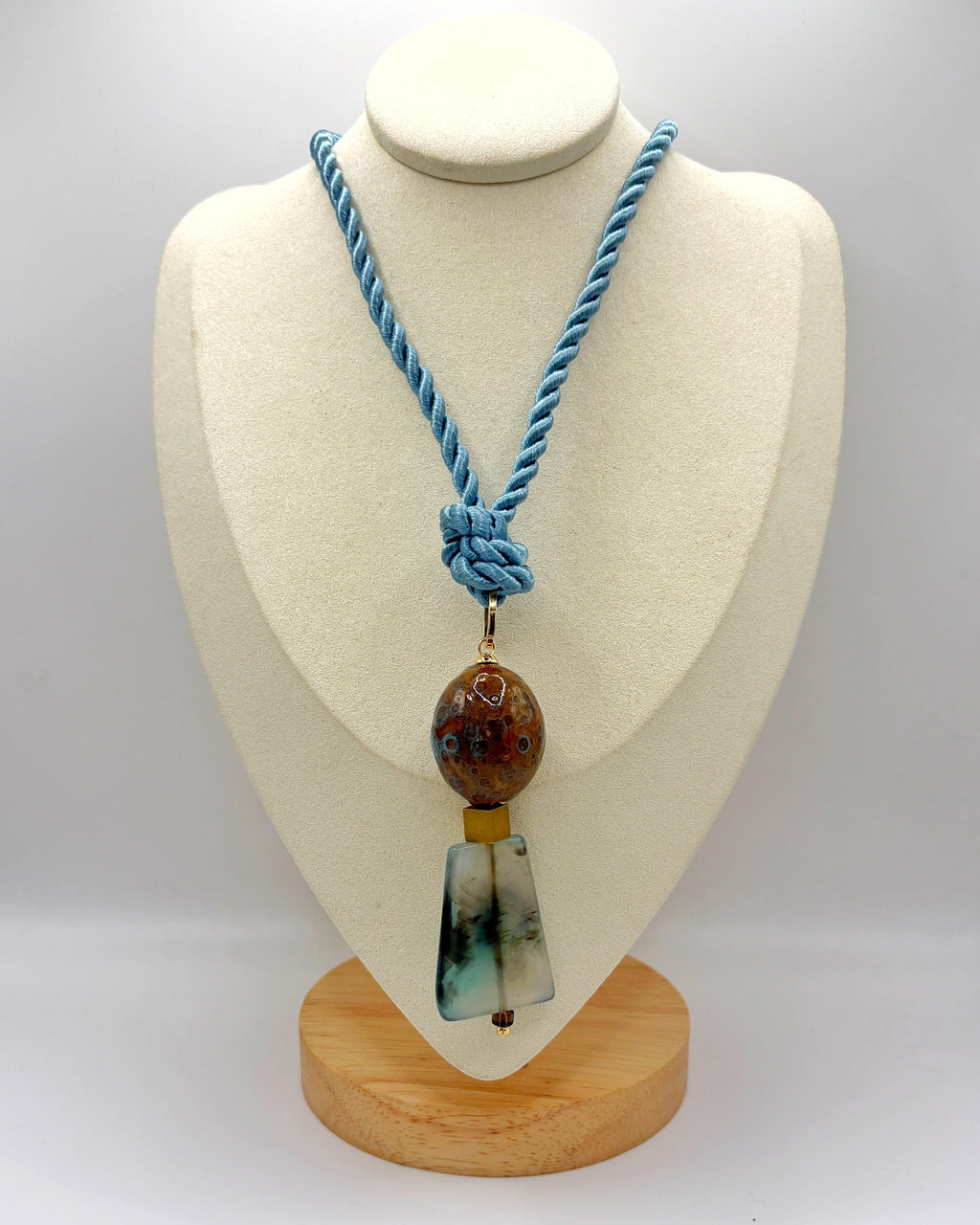 Collar Lariat Celeste de cordón trenzado celeste y ágata teñida en busto – TideStone