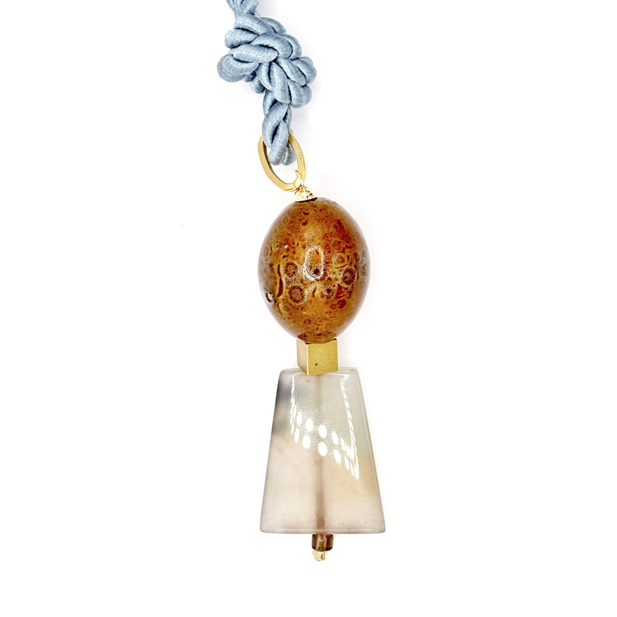 Detalle del Collar largo Lariat Celeste de ágata teñida y cerámica – TideStone