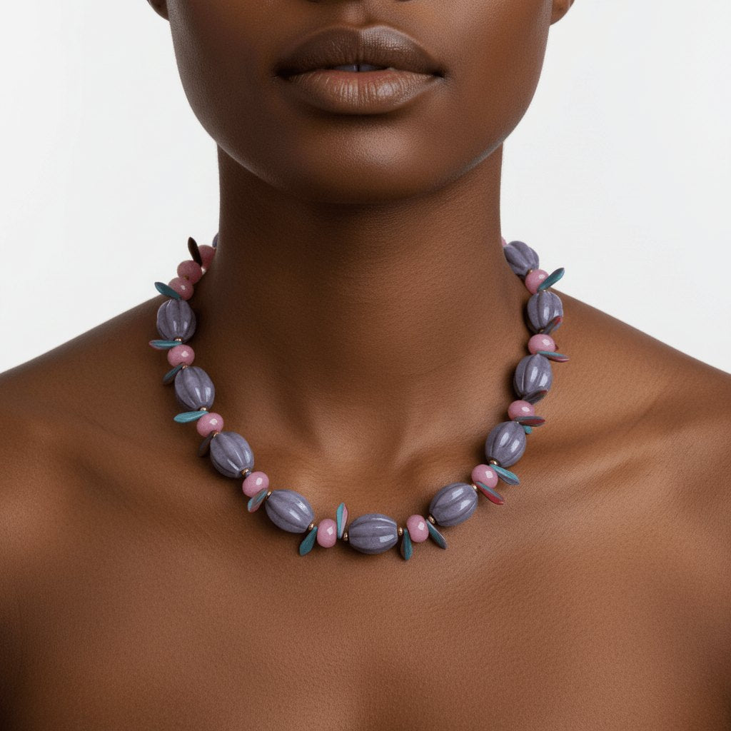 Collar Lavanda de ágata teñida lila y cristal puesto – TideStone