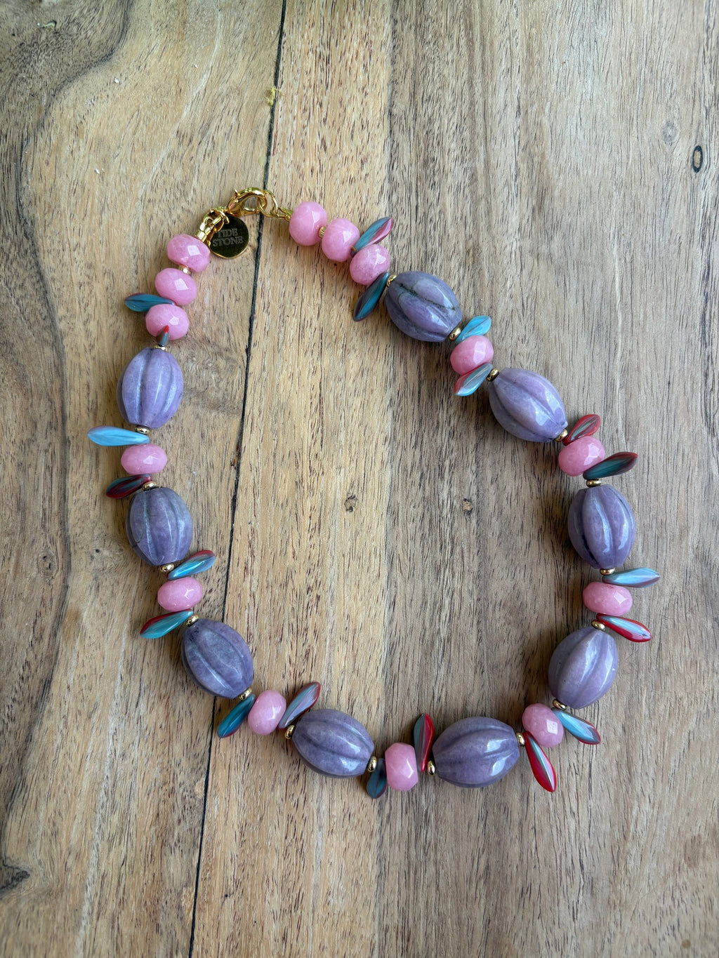 Collar Lavanda de ágata teñida en tono lila y cristal rosa sobre madera – TideStone