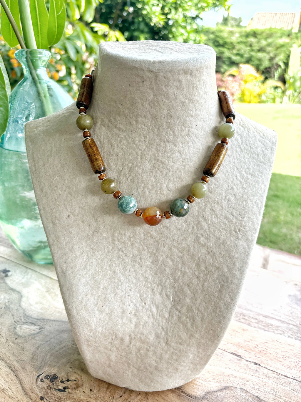 Detalle del Collar Manglares de jade y coral bambú teñido – TideStone