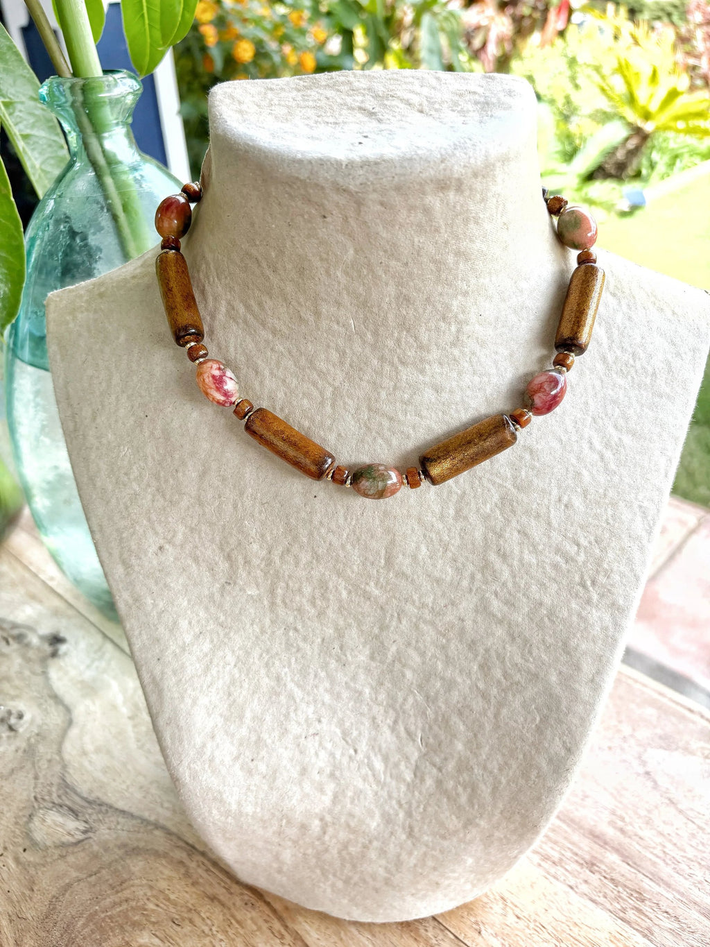 Collar Marea Baja de coral bambú teñido y jade en busto – TideStone