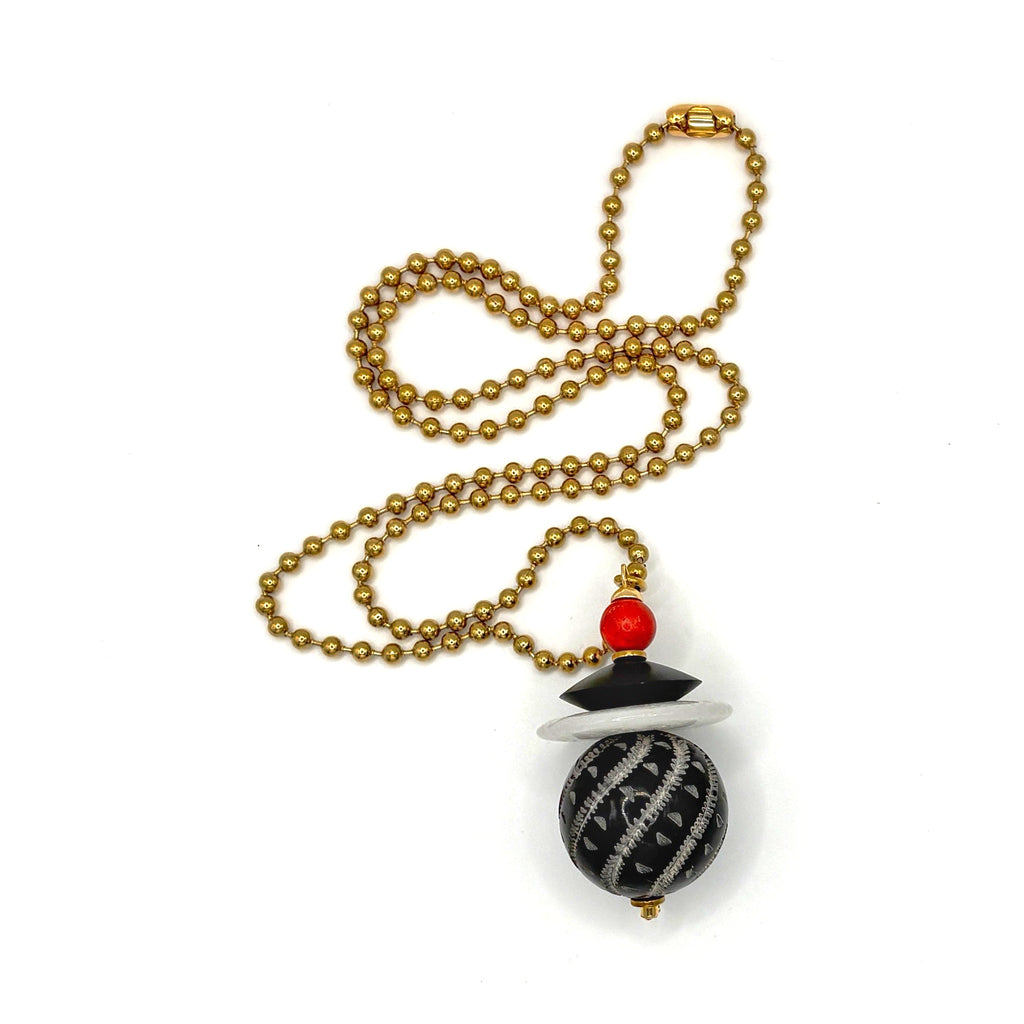 Collar Peonza con cadena de bolitas en acero inoxidable dorado y colgante de hueso tallado, ágata blanca, madera y coral bambú teñido, hecho a mano – TideStone
