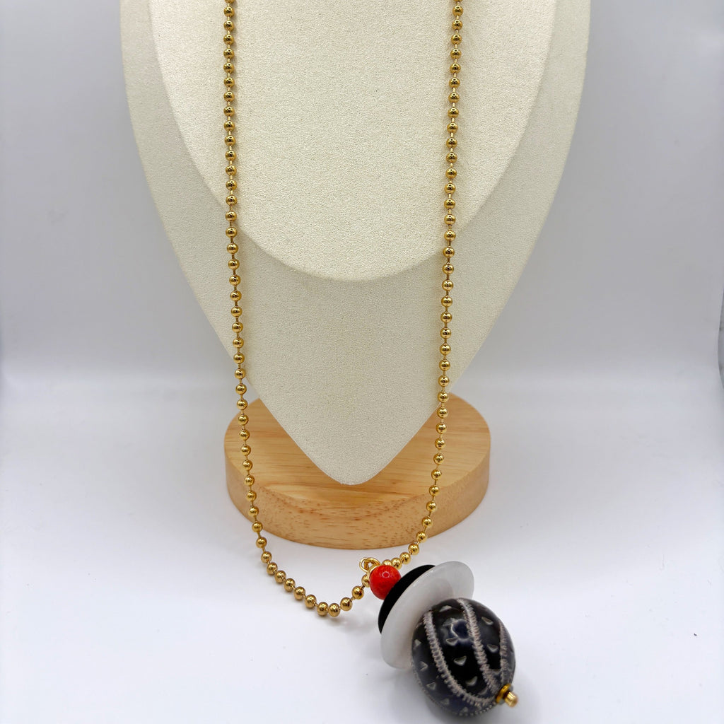 Collar Peonza con colgante de hueso tallado y coral bambú teñido, vista lateral – TideStone