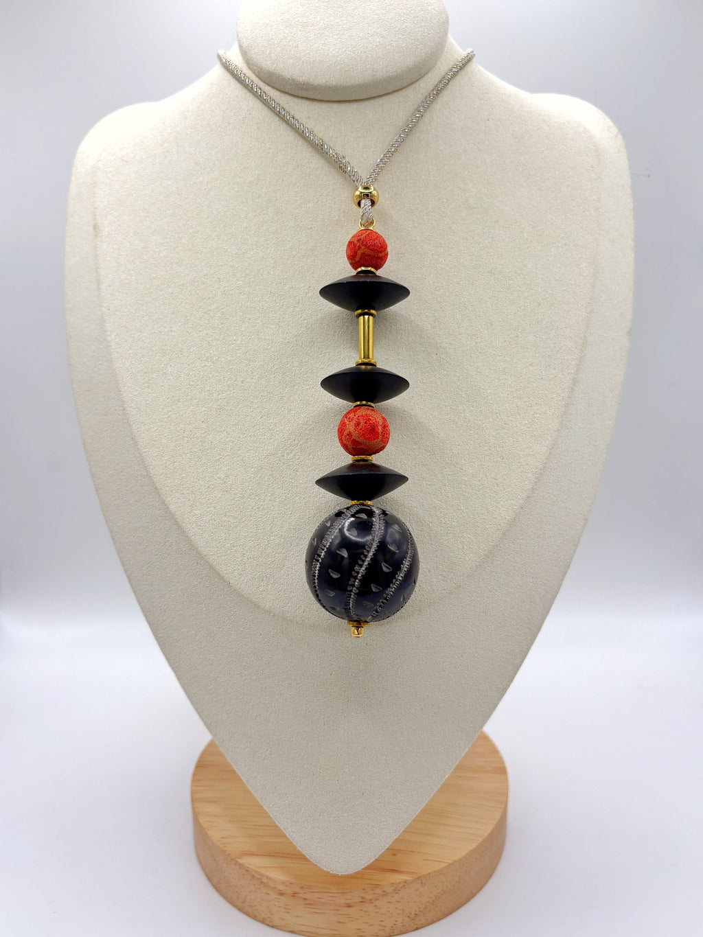 Collar Plomada de cordón trenzado con colgante de hueso tallado y coral bambú teñido en busto – TideStone