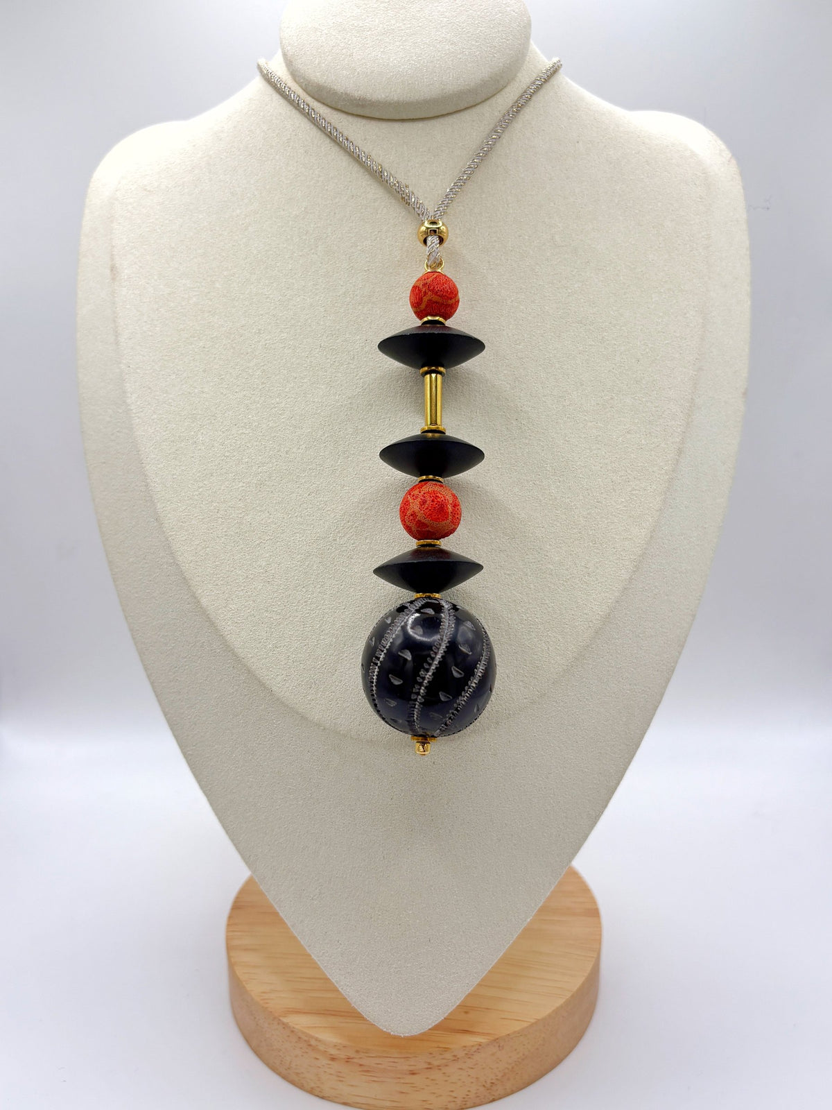 Collar Plomada de cordón trenzado con colgante de hueso tallado y coral bambú teñido en busto – TideStone