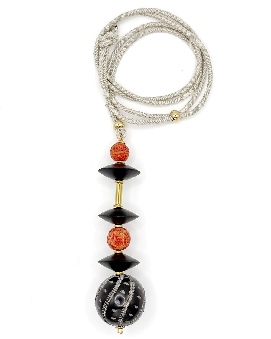 Collar Plomada de cordón trenzado con colgante de hueso tallado, madera negra y coral bambú teñido, hecho a mano – TideStone