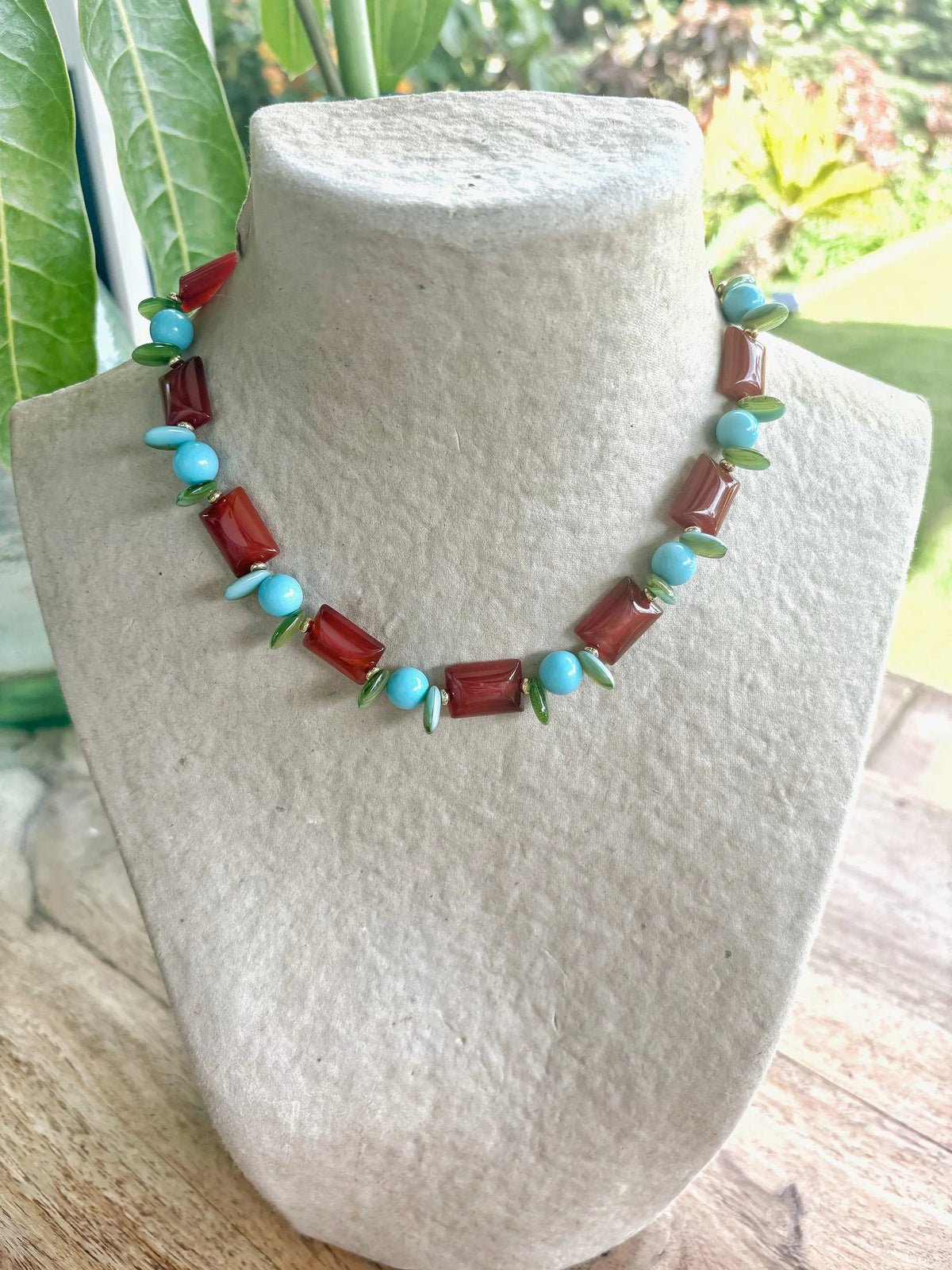 Collar Pontal de cornalina y howlita teñida en tono turquesa en busto – TideStone