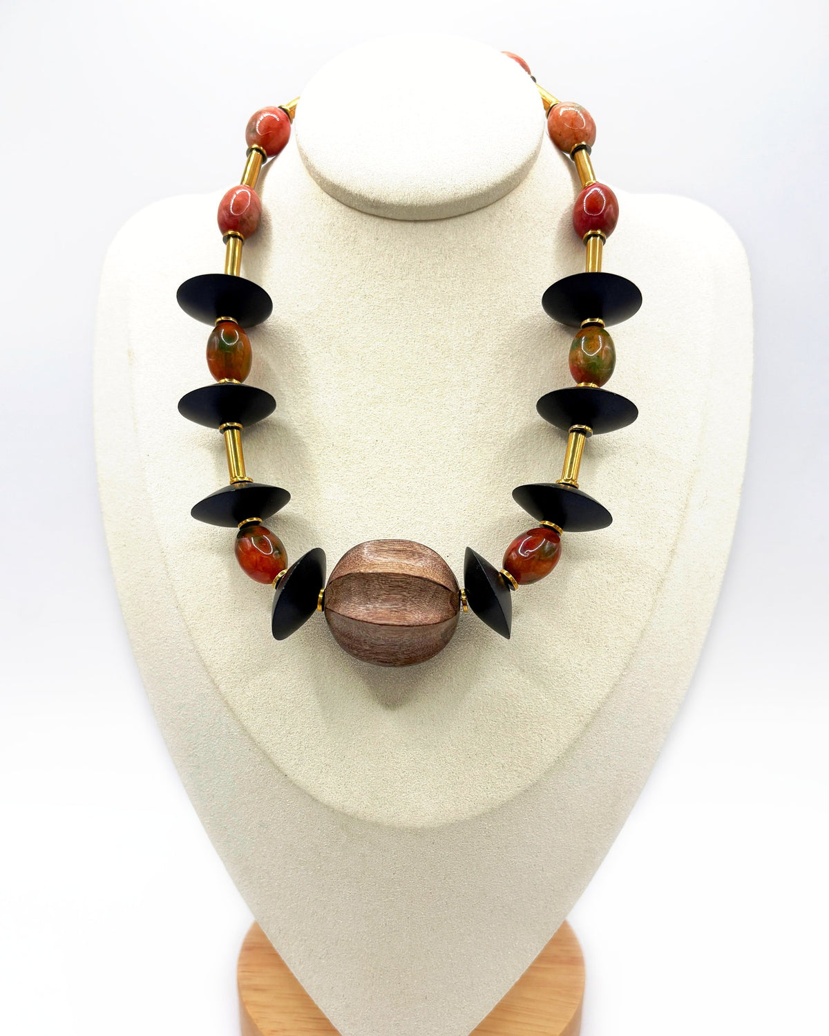 Collar Sabana de jade y madera tallada sobre busto – TideStone