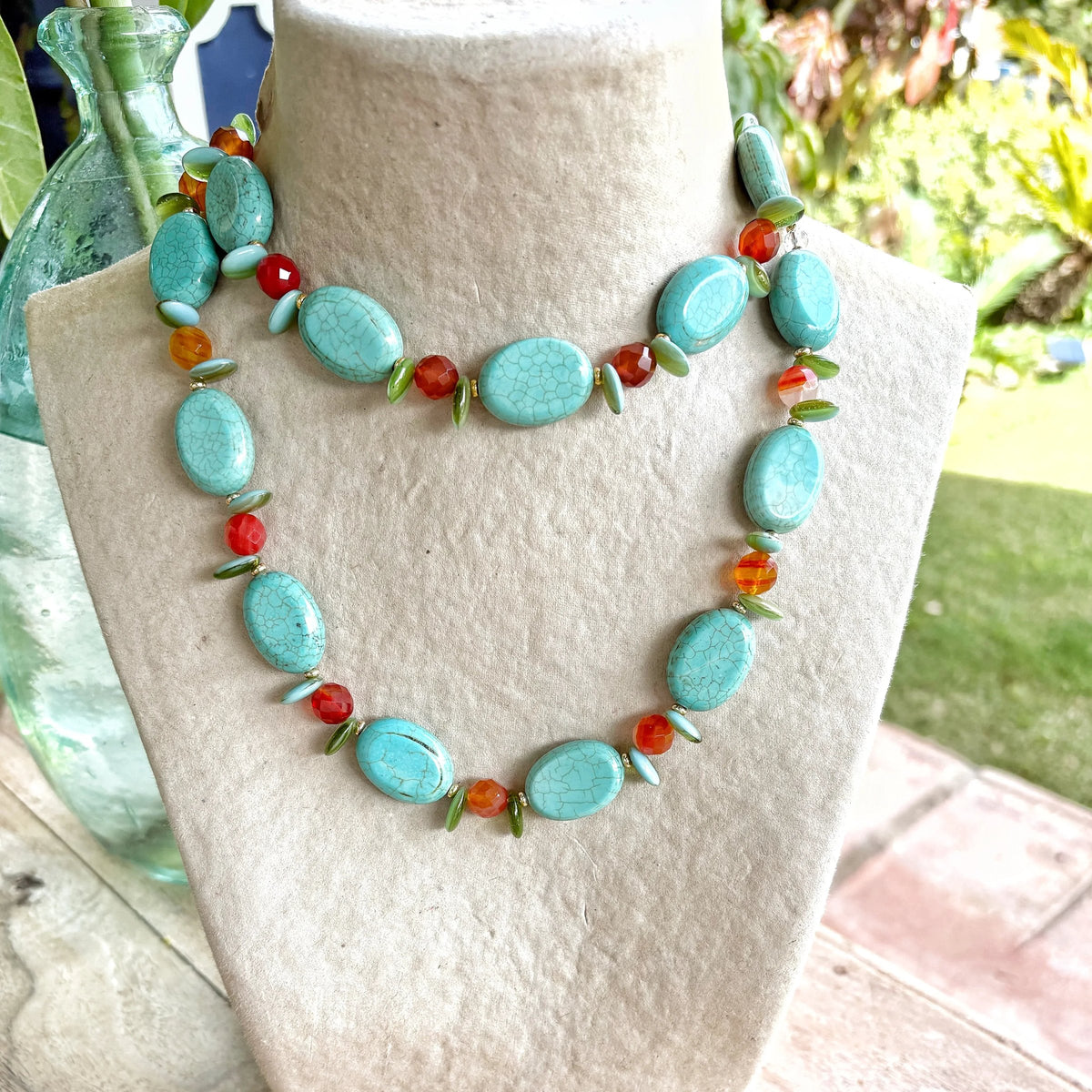 Collar Solsticio de howlita teñida, cristal y cornalina en busto – TideStone