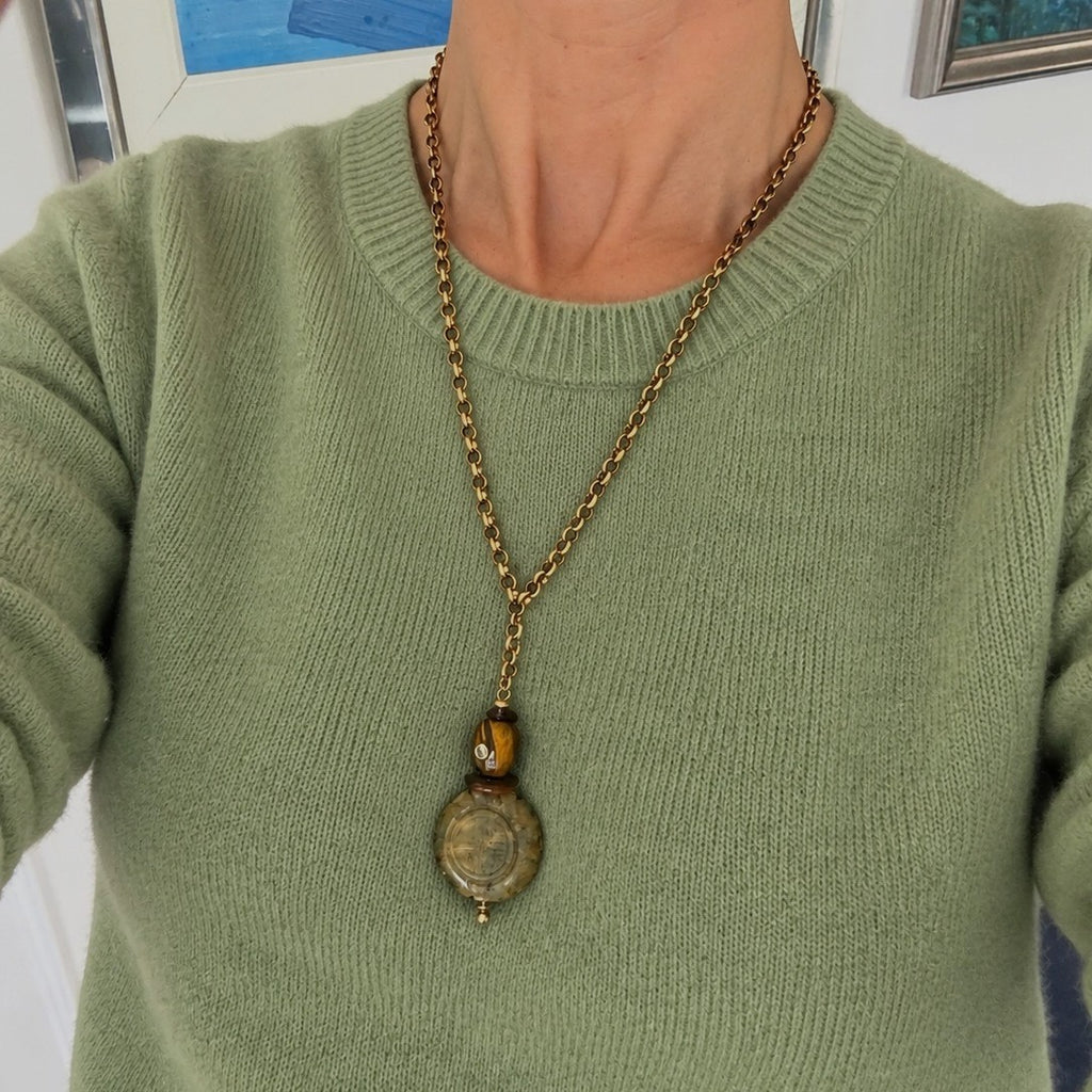 Collar Talismán de jade tallado y ojo de tigre puesto con jersey verde – TideStone