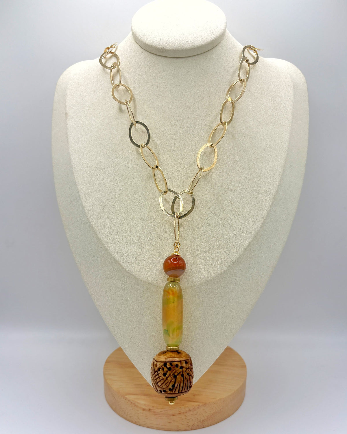 Collar Tamarindo de cadena dorada martillada, ágata y hueso tallado en busto – TideStone