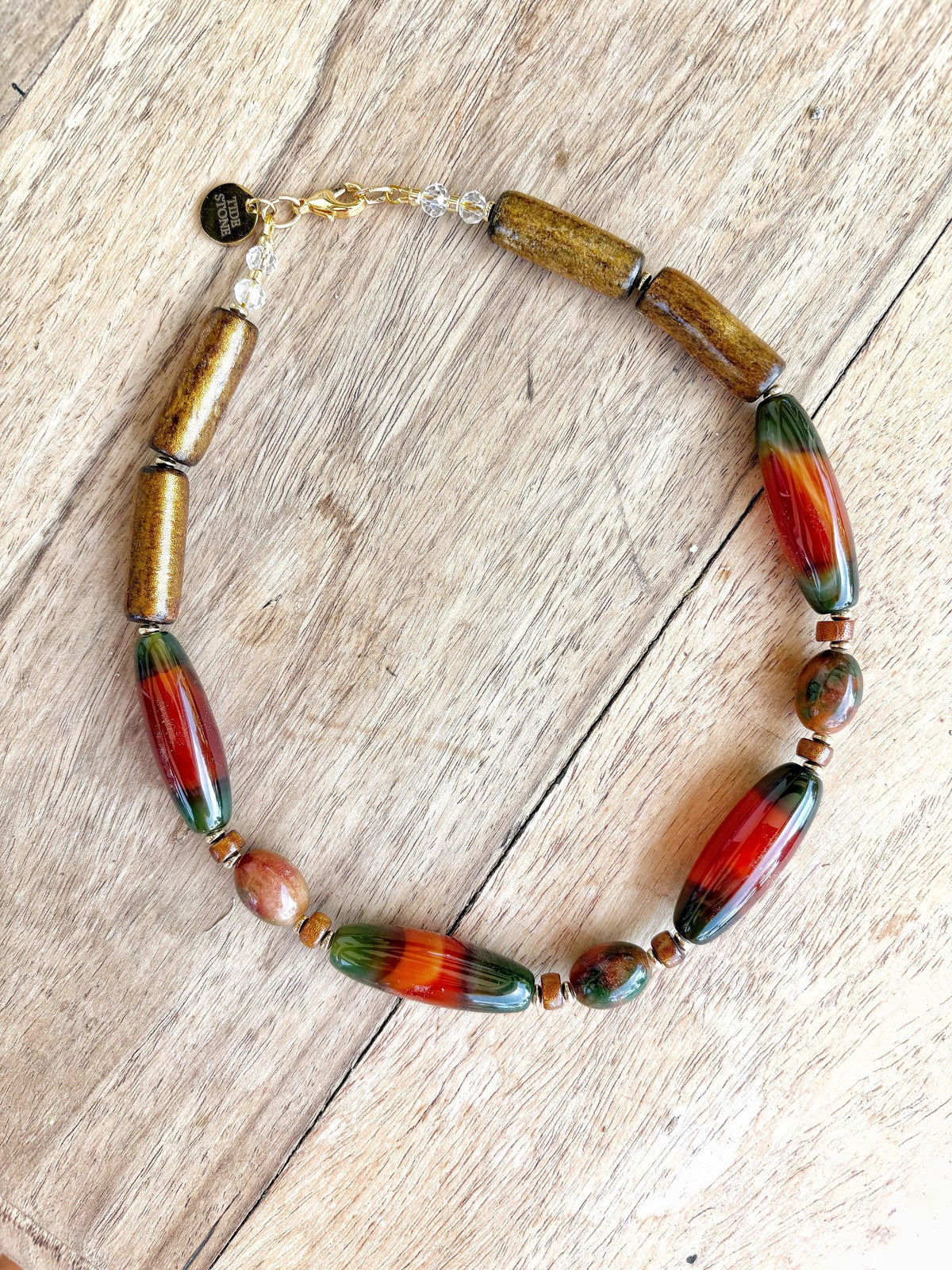 Collar Tramontana de coral bambú teñido y jade, vista completa sobre madera – TideStone