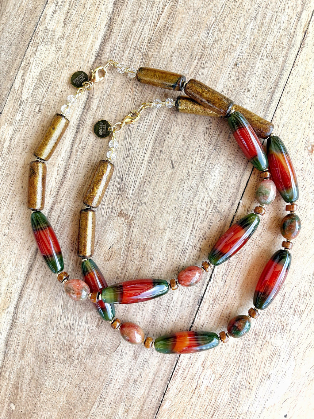 Collar Tramontana de coral bambú teñido y jade sobre madera – TideStone
