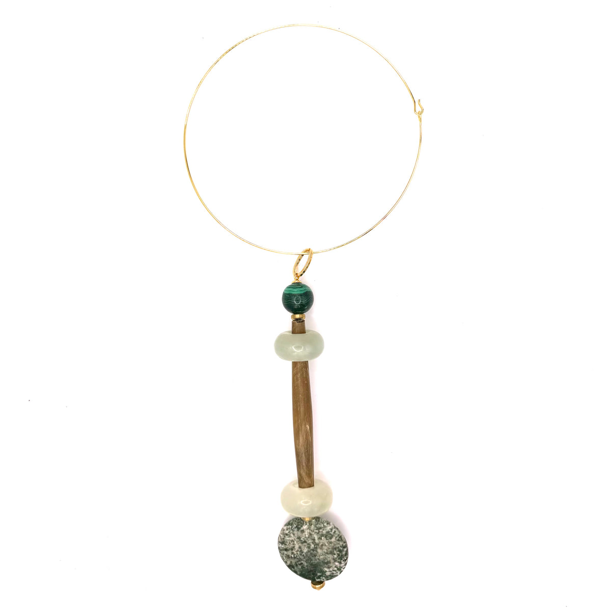 Detalle de la Gargantilla Aro Bosque de malaquita, madera y ágata musgo – TideStone