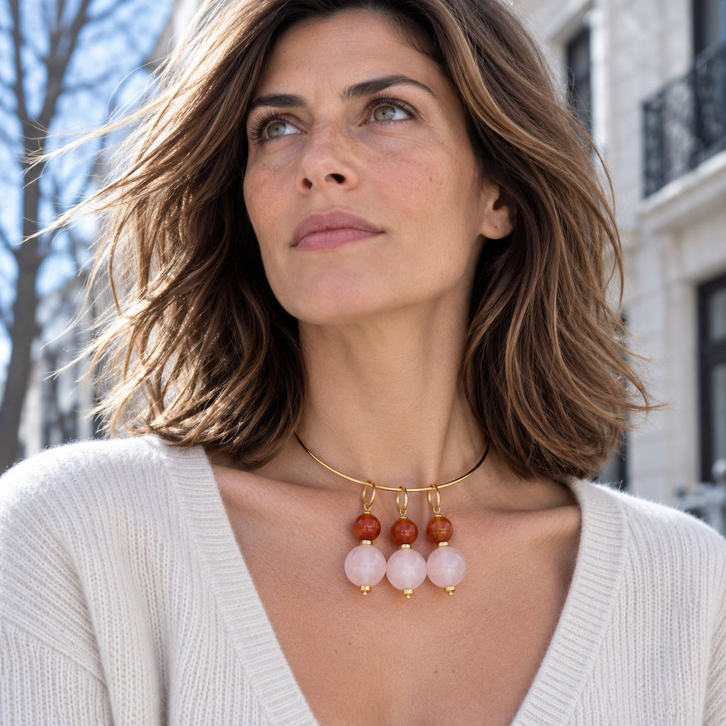 Gargantilla Aro Carmín de cornalina y cuarzo rosa puesta con jersey claro – TideStone