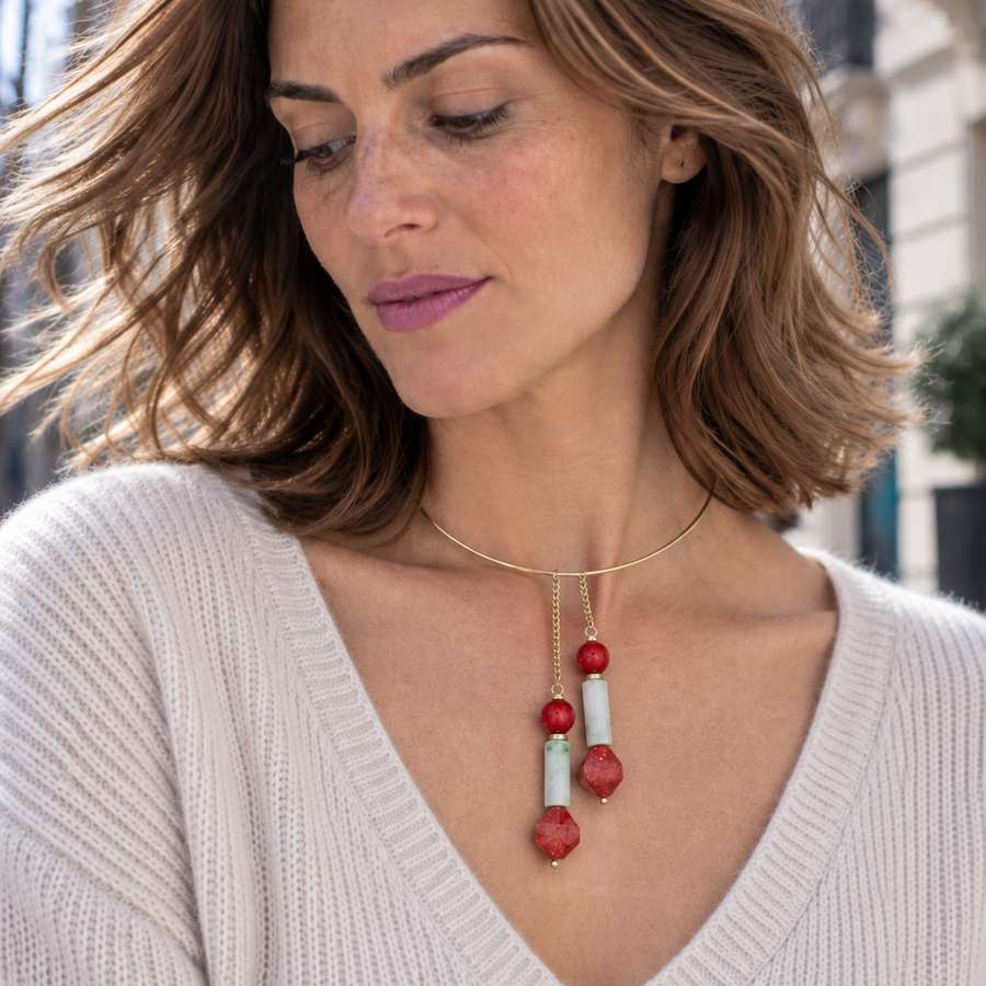 Gargantilla Aro Cereza de coral bambú teñido de rojo y jade puesta con jersey claro – TideStone