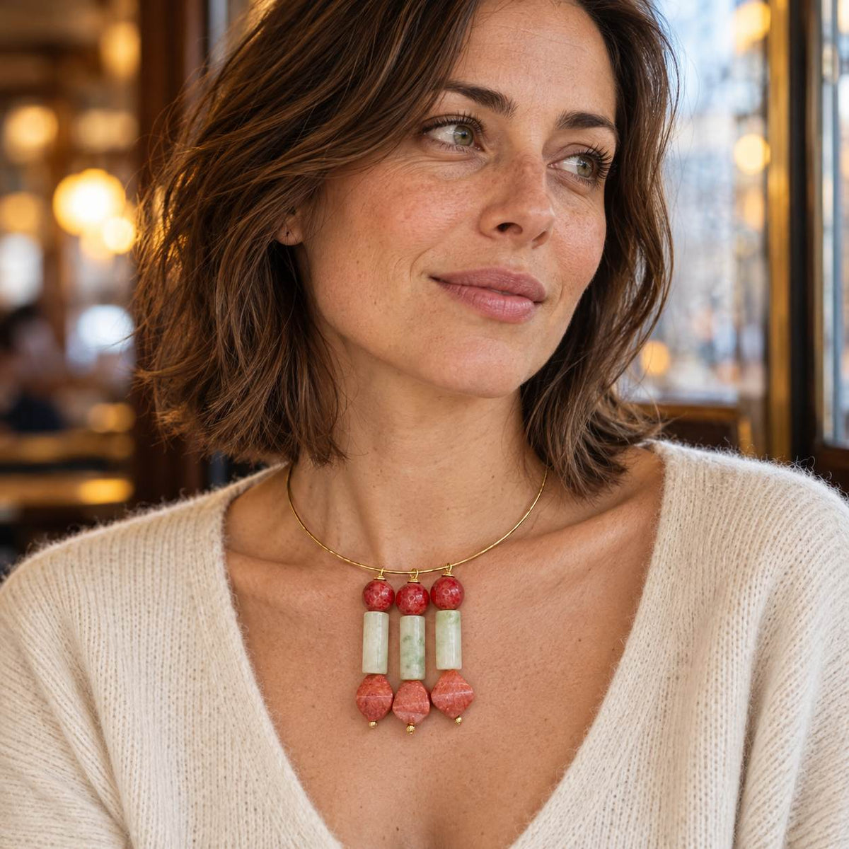 Gargantilla Aro Melocotón de coral bambú teñido y jade puesta con jersey claro – TideStone