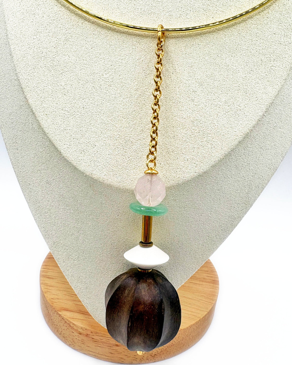 Detalle del colgante de la Gargantilla Nuez: cuarzo rosa facetado, jade verde, madera blanca y madera tallada – TideStone