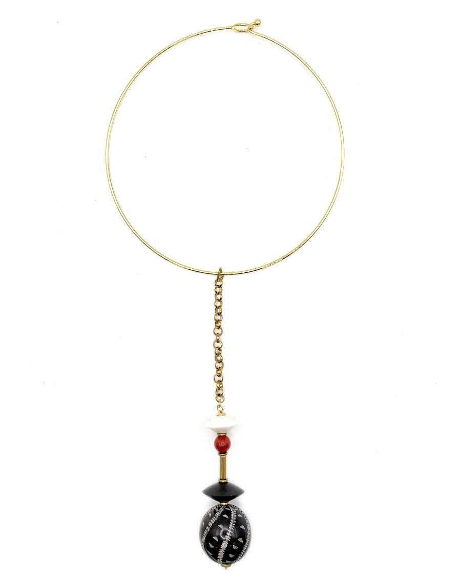 Gargantilla Péndulo de aro rígido dorado con colgante de hueso tallado, madera y coral bambú teñido, hecha a mano – TideStone