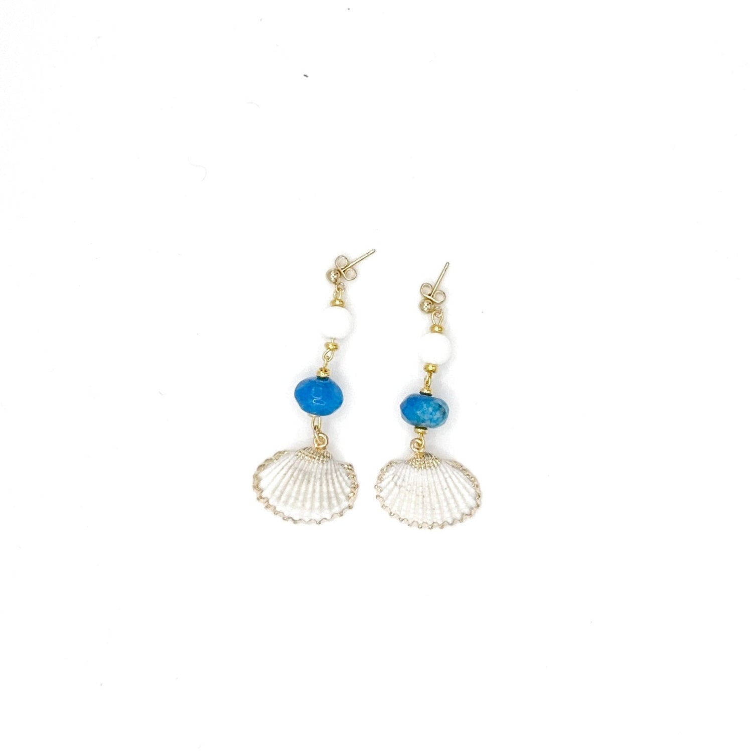 Pendiente artesanal de concha y ágata azul — TIDE STONE España