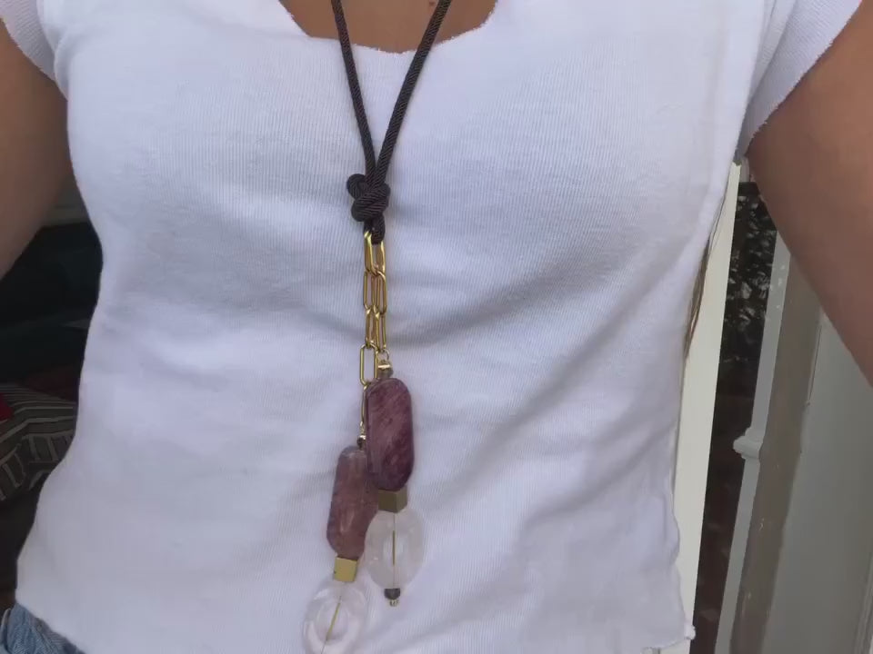 Vídeo del Collar Largo Lariat Malva puesto – TideStone